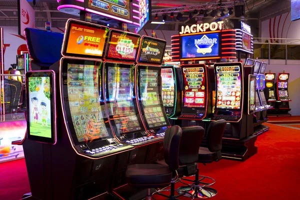 The Dog House slot reels with dog symbol and bonus scatter on mobile screen